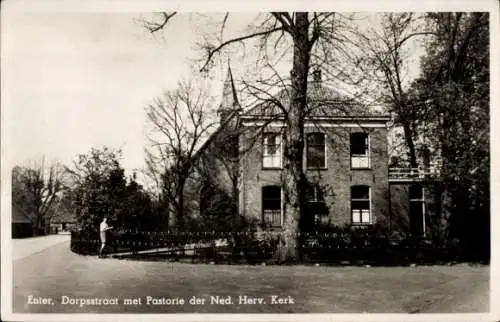 Ak Betreten Sie Overijssel, Dorpsstraat mit Pastorie der Ned. Rev. Kirche