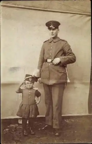Foto Ak Deutscher Soldat und Mädchen in Uniform, Husarenmütze, I WK