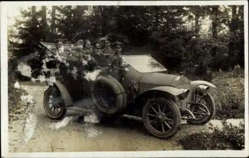 Foto Ak Deutsche Soldaten in Uniformen in einem Automobil