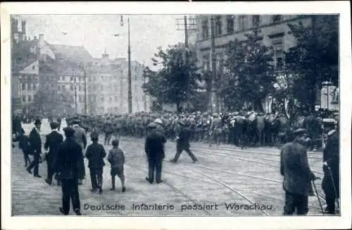 Ak Warszawa Warschau Polen, Deutsche Infanterie passiert den Ort, Soldaten