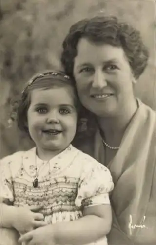 Ak Herzogin Viktoria Adelheid von Sachsen Coburg Gotha mit Enkelin Prinzessin Margaretha v. Schweden