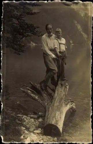 Foto Ak Prinz August Wilhelm von Preußen mit Sohn Alexander Ferdinand