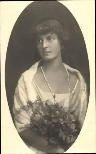 Foto Ak Prinzessin Anna Monika Pia von Sachsen, Portrait, Blumenstrauß, Perlenkette