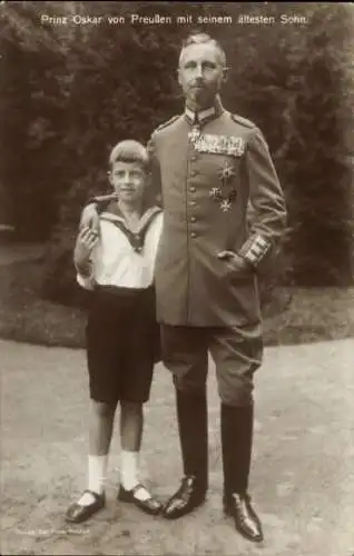 Ak Oskar Prinz von Preußen, Standportrait mit ältestem Sohn