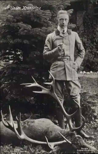 Ak Kronprinz Wilhelm von Preußen auf der Jagd, Portrait mit erlegtem Hirsch