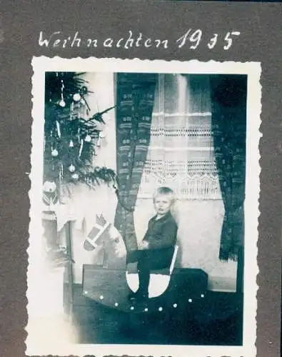 Foto Junge auf einem Schaukelpferd, Hans Winter, Weihnachten 1935