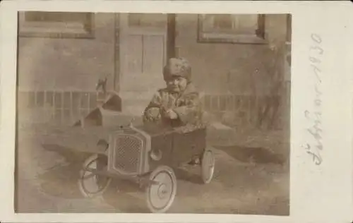 Foto Ak Kleines Kind in einem Spielzeugauto, Portrait 1930