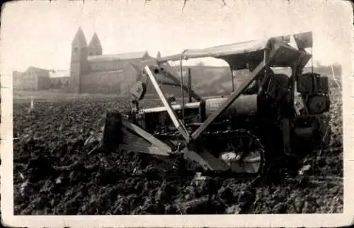 Foto Ak Lanwirtschaft, Fahrzeug auf einem Feld