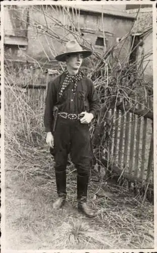 Foto Ak Wetzlar an der Lahn ?, Karneval, Mann im Cowboykostüm, Portrait 1937