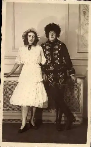 Foto Ak Karneval, Mann und Frau in Kostümen, Portrait