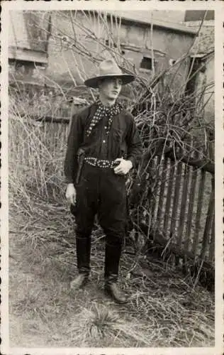 Foto Ak Wetzlar an der Lahn ?, Karneval, Mann im Cowboykostüm, Portrait 1937