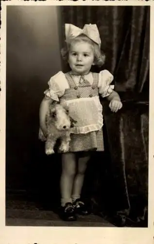 Foto Ak Furth im Wald Oberpfalz Bayern, Mädchen mit Plüschhund, Portrait