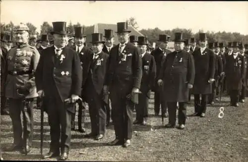 Foto Ak Krefeld am Niederrhein, Festzug, Männer in Anzügen, Veteran in Uniform