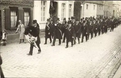 Foto Ak Krefeld am Niederrhein, Festzug, Männer, Blumenkranz