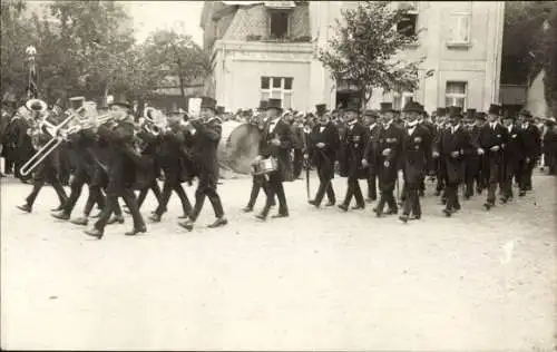 Foto Ak Krefeld am Niederrhein, Festzug, Männer, Marschkapelle