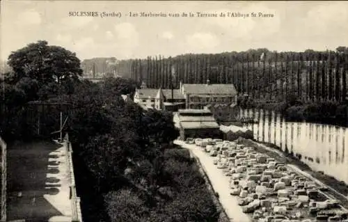 Ak Solesmes Sarthe, Das Marmorwerk von der Terrasse der Abtei St. Pierre aus gesehen