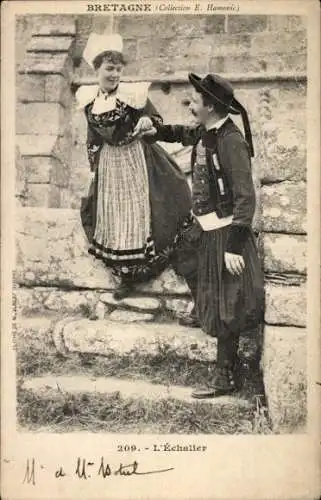 Ak Bretagne, Mann und Frau in bretonischer Tracht