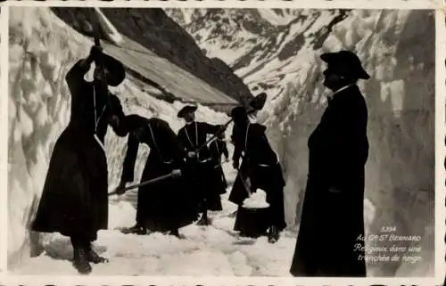 Ak Großer Sankt Bernhard Kanton Wallis, Geistliche räumen Schnee