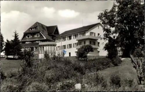 Ak Kniebis Freudenstadt im Nordschwarzwald, Blindenerholungsheim, Gartenansicht