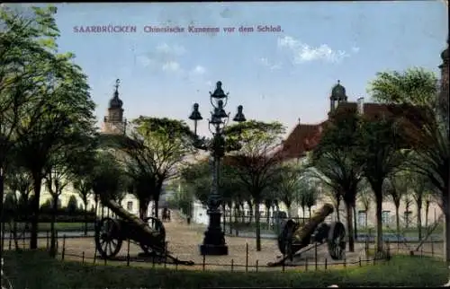 Ak Saarbrücken im Saarland, Chinesische Kanonen vor dem Schloss
