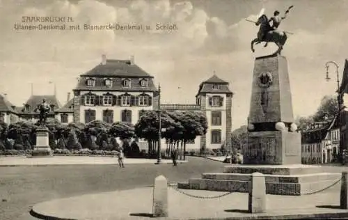 Ak Saarbrücken, Ulanen-Denkmal mit Bismarck-Denkmal und Schloss