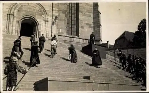 Foto Ak Schwäbisch Hall in Württemberg, Treppe, Szene in historischen Kostümen