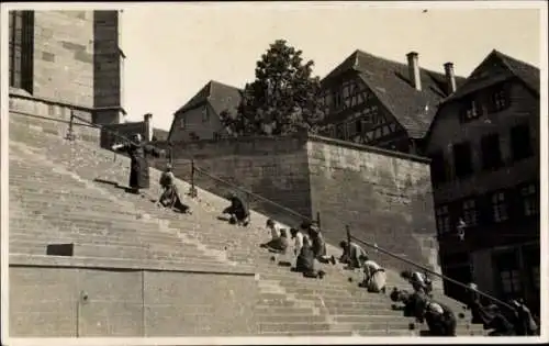 Foto Ak Schwäbisch Hall in Württemberg, Treppe, knieende Personen