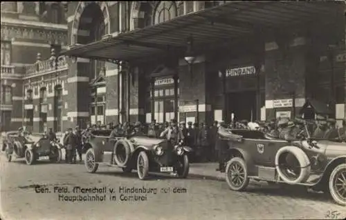 Foto Ak Cambrai Nord, Generalfeldmarschall Paul von Hindenburg auf dem Hauptbahnhof