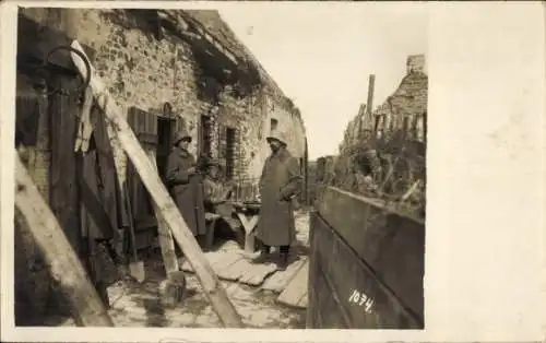 Foto Ak Deutsche Soldaten im Schützengraben, I. WK