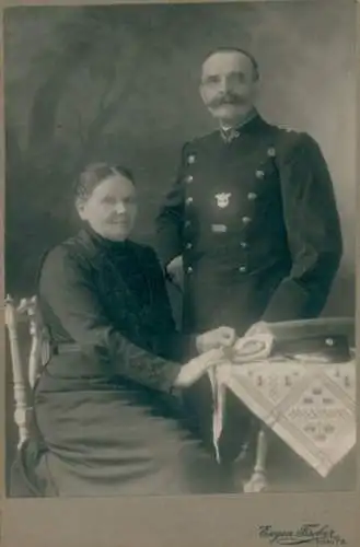 Kabinett Foto Könitz Unterwellenborn in Thüringen, Mann in Uniform mit Frau, Eisenbahner ?