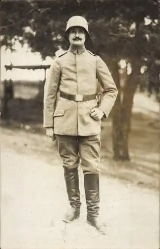 Foto Ak Deutscher Offizier in Uniform, Stahlhelm