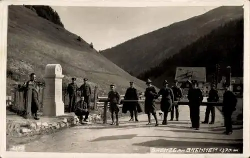 Ak Tirol, Südtirol, Passo Brennero, Brennerpass, Grenze, Grenzstein, Schranke, Zollbeamten