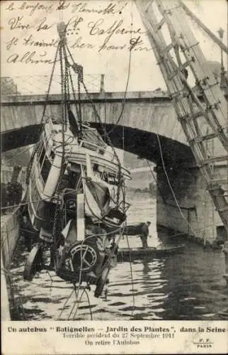 Ak Paris V., Un autobus Batignolles-Jardin des Plantes dans la Seine 1911