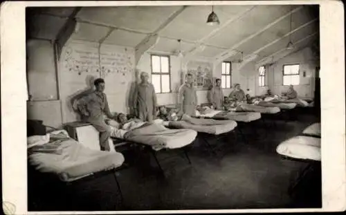 Foto Ak Soldaten im Lazarett, Krankensaal, Kriegsgefangene ?, I WK