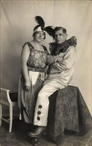 Foto Ak Karneval, Mann und Frau in Kostümen, Portrait