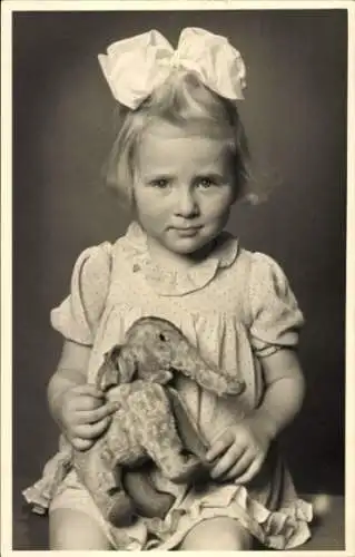 Foto Ak Frankfurt am Main, Mädchen mit Plüschelefant, Portrait