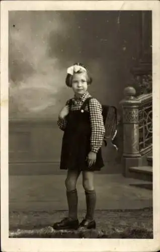 Foto Ak Glückwunsch Einschulung, Mädchen mit Schulranzen