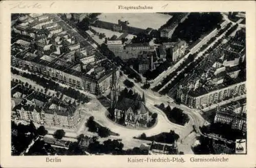 Ak Berlin Kreuzberg, Kaiser-Friedrich-Platz, Neue evangelische Garnisonkirche, Fliegeraufnahme