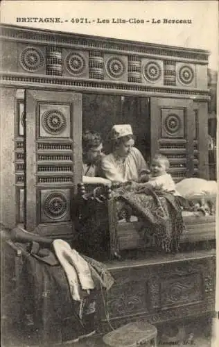 Ak Bretonische Volkstracht, Familienbild, Baby, Schlafschrank
