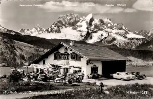 Ak Mittenwald in Oberbayern, Brunnental, Tonihof gegen Zugspitzgruppe