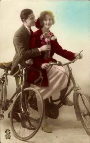Ak Liebespaar mit Fahrrädern, Nelkenstrauß