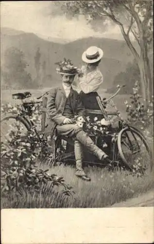 Ak Liebespaar mit Fahrrädern bei der Rast, Blumenkranz
