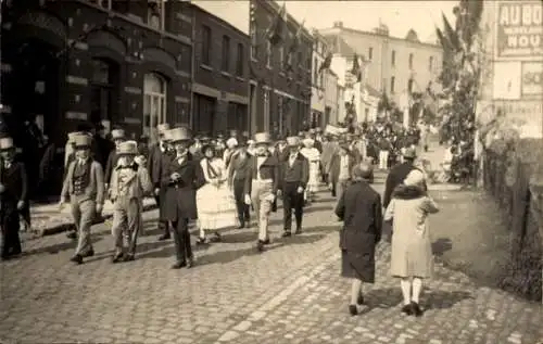 Foto Ak Menschen in Sonntagskleidung ziehen durch Straße, Festzug