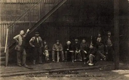 Ak Le Charbonnage, groupe d'ouvriers attendant le moment de la descehnte dans la mine