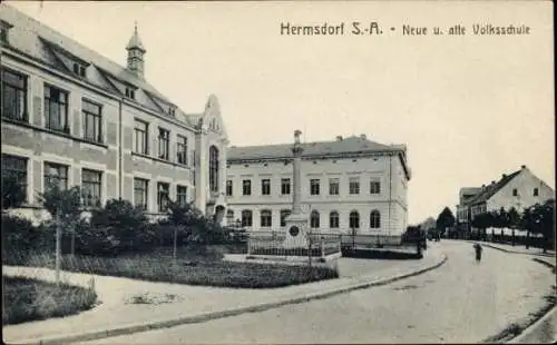 Ak Hermsdorf in Thüringen, Neue und alte Volksschule, Denkmal