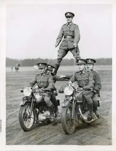 Foto Königsturnier der britischen Streitkräfte, Signal Corps, Motorräder Triumph Speed Twin