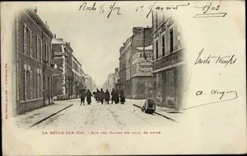 Ak La Roche sur Yon Vendée, Rue des Halles an einem verschneiten Tag