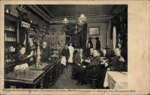 Ak Berlin Kreuzberg, Bürgerliches Restaurant von Hermann Richter, Friesenstraße 17, Tresen, Gäste