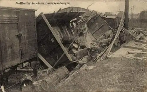 Ak Volltreffer in einen Sauerkrautwagen, Eisenbahnwaggon, Kriegszerstörung I. WK