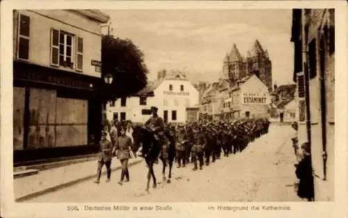 Ak Noyon Oise, Deutsche Soldaten beim Marsch durch die Straße, Kathedrale, 1. WK